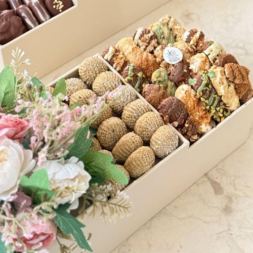 بوكس الفخامة (صينية مدرجة معمول وبيتيفور )