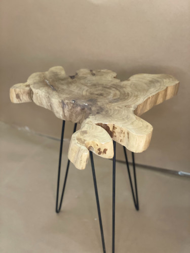 طاولة خدمة أو جانبية