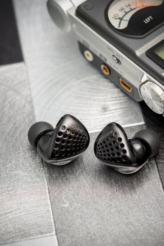 Shozy Black Hole IEM