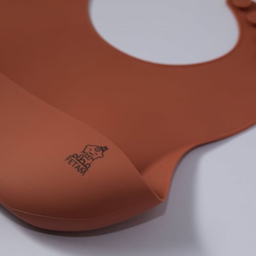 صدارة سيليكون بني Silicone Bib