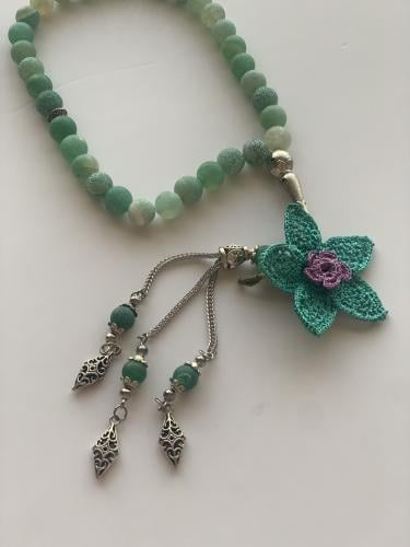 سبحة 33 عقيق برازيلي أخضر مزينة بوردة أويا كروشيه