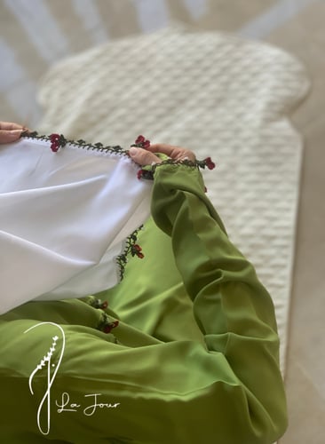 شرشف صلاة سحاب اخضر مزين بالكروشي كرز احمر يدوي .