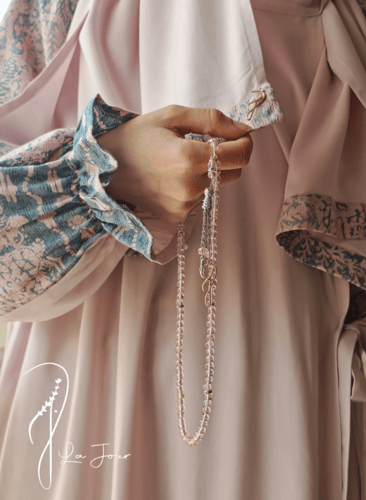 شرشف صلاة لف رسم باتيك وردي و كحلي الطرحة مثبتة