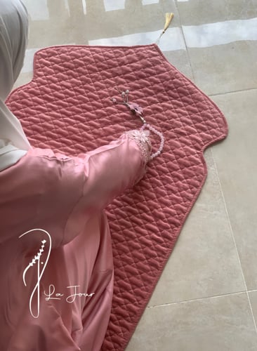 شرشف صلاة بصلي ورديي لف مزين بالأويا و الطرحة بيضا...