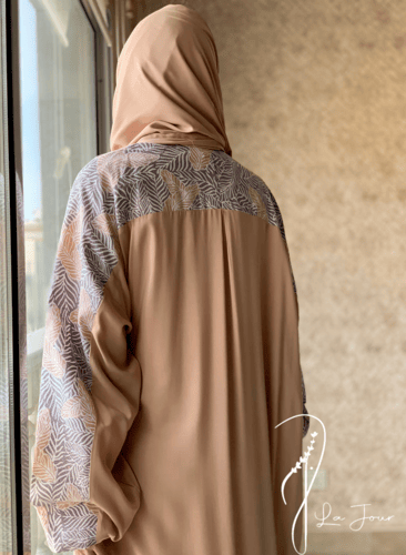 شرشف صلاة رسم باتيك لف بيج غامق و الطرحة مثبتة .