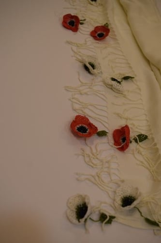 طرحة بيضاء بالكروشيه اويا التركي ورد ابيض و احمر