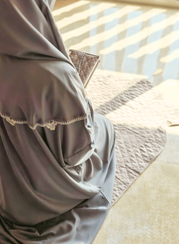 شرشف صلاة سحاب رمادي مزين بالكروشي الابيض و رمادى...