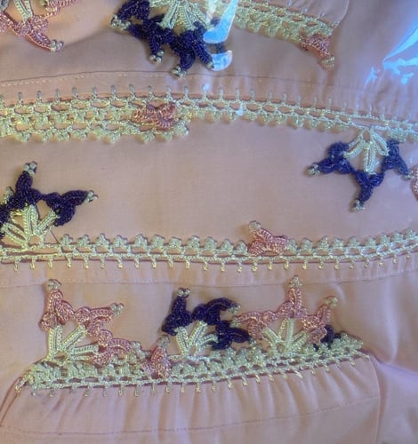 شرشف كروشيه وردي و الطرحة مثبتة .