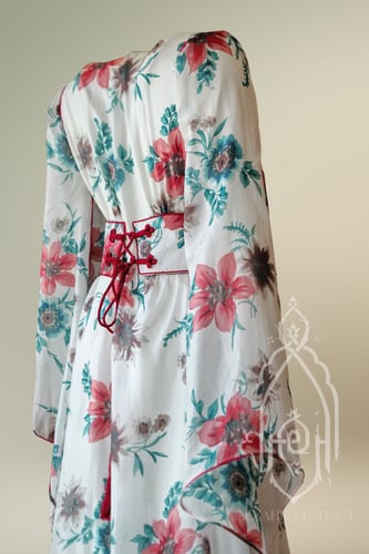 قفطان مغربي حريري طبيعي فاخر بطبعات زهرية وحزام