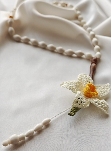 سبحة 33 عظم مزينة بالكروشيه الورد اوف وايت اصفر