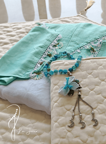 شرشف صلاة سستة تفني فاتح بالكروشيه و الورد الاويا