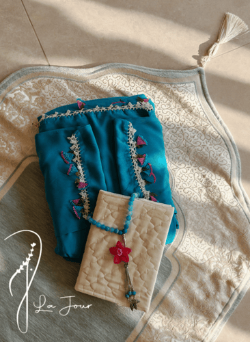 شرشف صلاة ازرق لف بالكروشيه و الورد الاويا فاخر