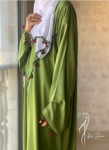 شرشف صلاة سحاب اخضر مزين بالكروشي كرز احمر يدوي .