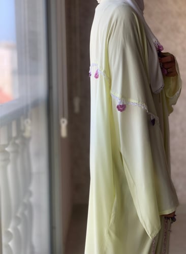 شرشف صلاة أصفر مزين بالكروشيه الوردي و الموف