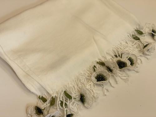 طرحة بيضاء مزينة بالورد الكروشيه التركي