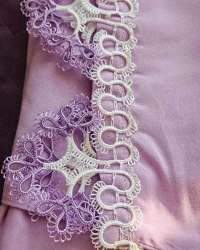 شرشف صلاة لف موف مزين بالاويا الابيض و البنفسجى