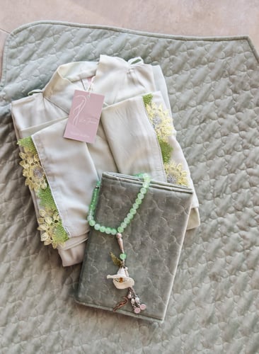 شرشف صلاة لف اخضر باستال مزين بأويا يدوي من لاجور