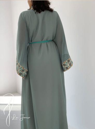 قفطان مغربي بكم واسع موف ووردي