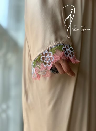 شرشف صلاة بيج ستان اويا لف و الطرحة مثبتة.