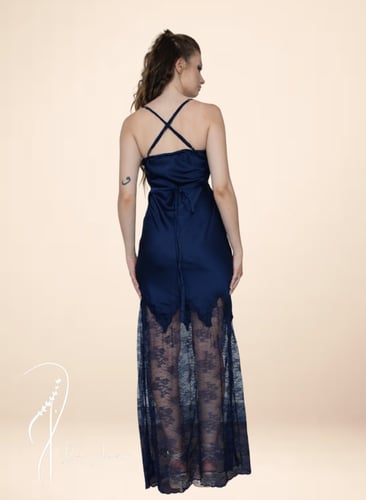 قميص نوم وروب كحلي حرير و دانتيل