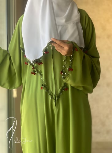 شرشف صلاة سحاب اخضر مزين بالكروشي كرز احمر يدوي .