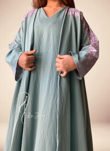 الام وبنتها ثوب تفاحي طبقتين