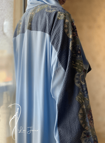 شرشف صلاة رسم باتيك لف ازرق و الطرحة مثبتة .