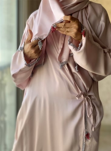 جلابية صلاة لف دستي بنك على موف مزين بالكروشيه عنا...