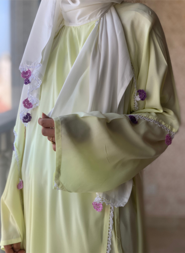 شرشف صلاة أصفر مزين بالكروشيه الوردي و الموف