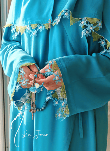 شرشف صلاة لف أزرق مزين بأويا يدوي اخضر و ازرق من ل...