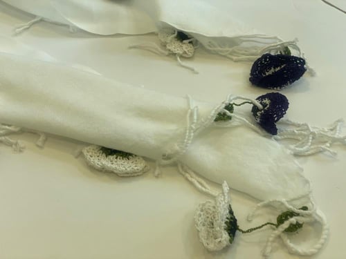 طرحة بكروشيه اويا تركي ورد ابيض و بنفسجي غامق