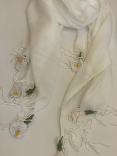 طرحة بيضاء مزبن بكروشيه ورد تركي فاخر