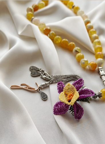 سبحة 33 عقيق برازيلي أصفر مزينة بوردة أويا كروشيه