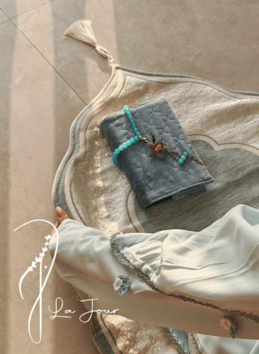 شرشف صلاة لف أزرق فاتح قطن بالكروشيه يدوي