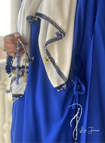 شرشف صلاة لف أزرق مزين بالكروشيه و الورد الاويا