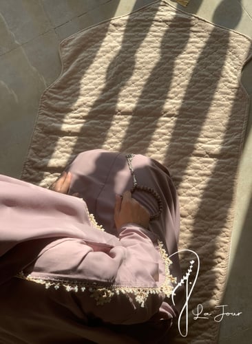 شرشف صلاة سحاب بني على موف كروشيه يدوي بيج