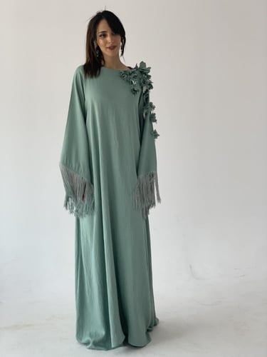 جلابية هدب وورد بارز فستقي