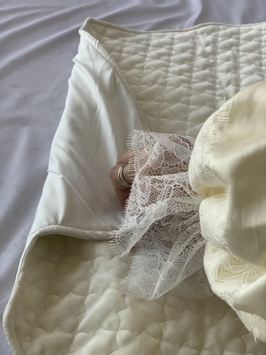 شرشف صلاة دانتيل سكري سحاب و الطرحة مثبتة.