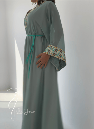 قفطان مغربي بكم واسع موف ووردي