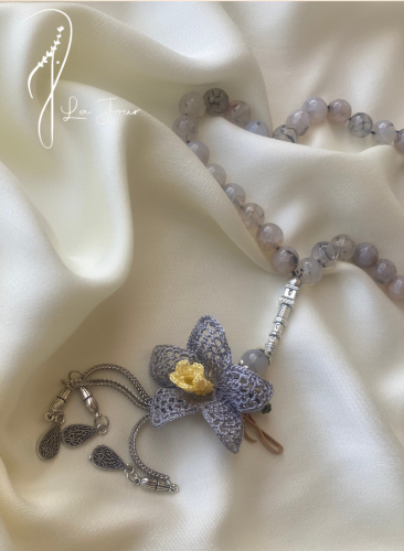 سبحة 33 عقيق برازيلي رمادي مزينة بوردة كروشيه