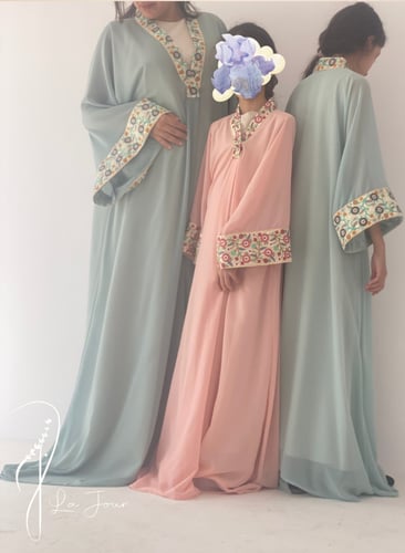 كيمونو مطرز من التل الأحمر متوفر طقم