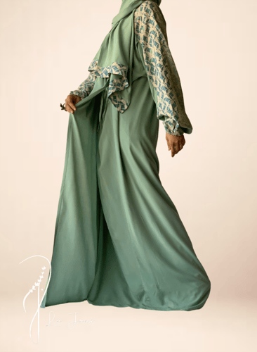 شرشف صلاة رسم باتيك لف اخضر وتفني و الطرحة مثبتة .