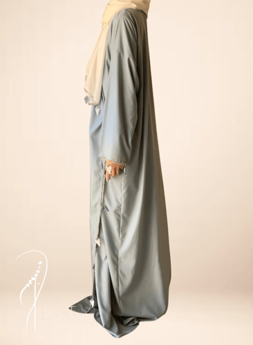 جلابية صلاة لف رصاصي على أزرق مزين بالكروشيه عناقي...