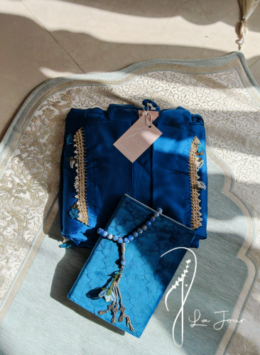 شرشف صلاة لف أزرق من القطن بالورد الاويا يدوي