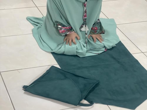 طقم شرشف صلاة أخضر وورد اطفال وسجادة وشنطة