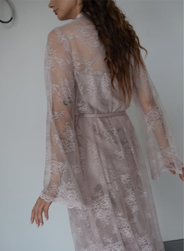 قميص نوم وروب وردي باستيل حرير و دانتيل