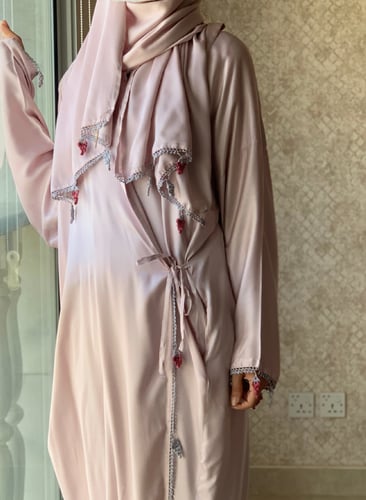 جلابية صلاة لف دستي بنك على موف مزين بالكروشيه عنا...