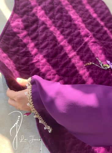 شرشف صلاة بنفسجي سستة مزين بالكروشيه و الورد الاوي...