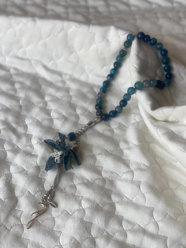 سبحة 33 عقيق برازيلي أزرق مزينة بوردة أويا كروشيه