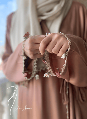 شرشف صلاة بيج على بني اويا لف طرحة متصلة بيج